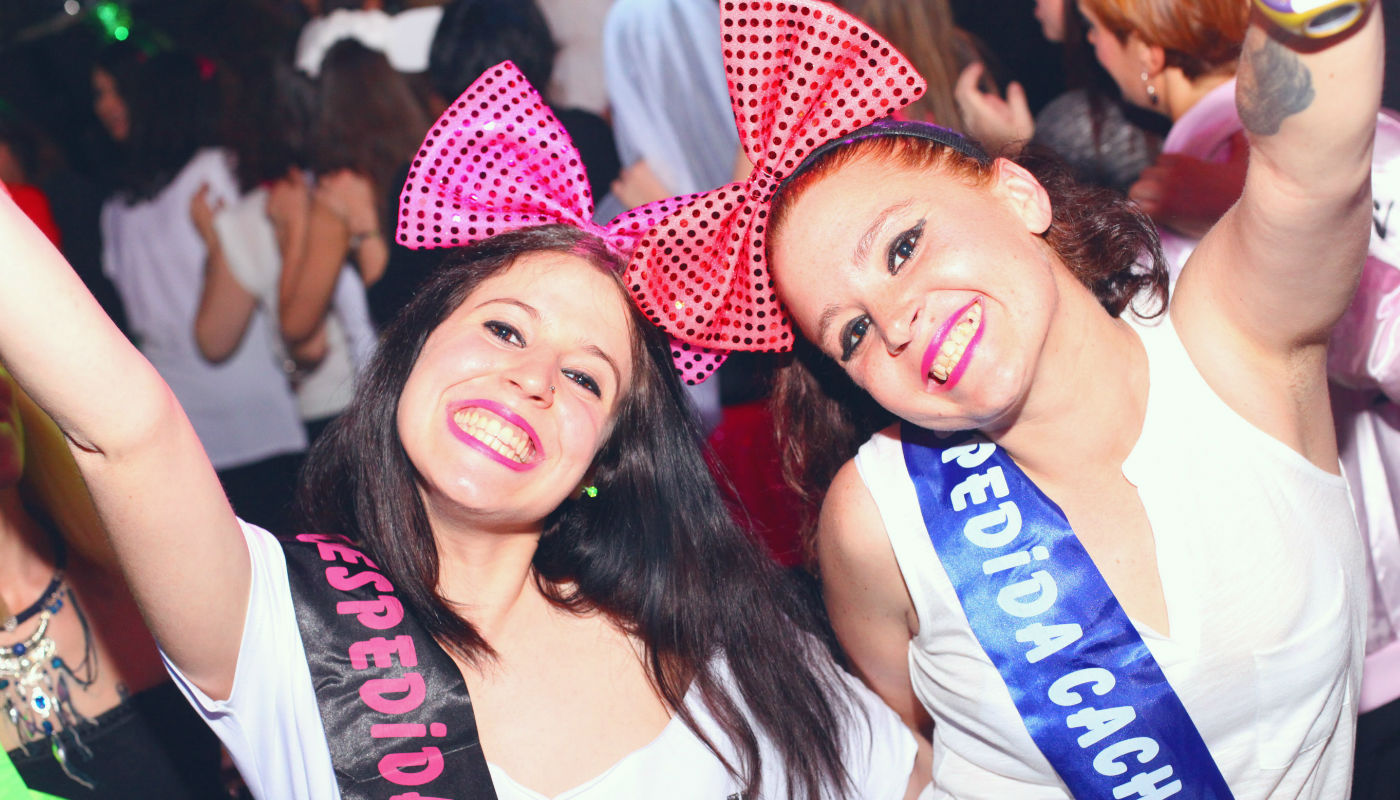 Dos chicas en una despedida de solteras