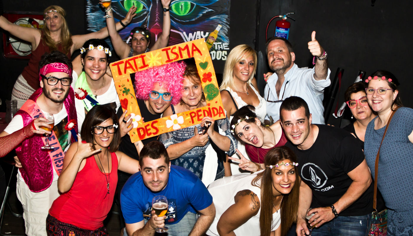 Grupo de chicas y chicos en despedida en Madrid